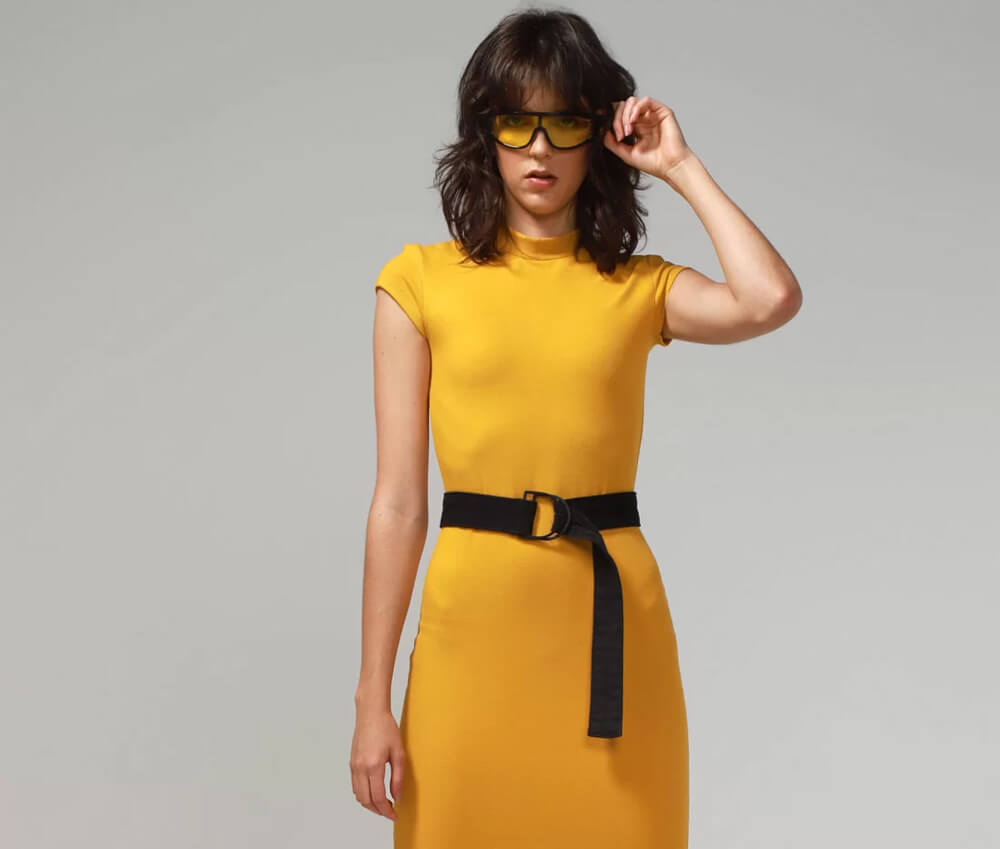 Imagem de modelo com vestidos da moda slip dress amarelo 