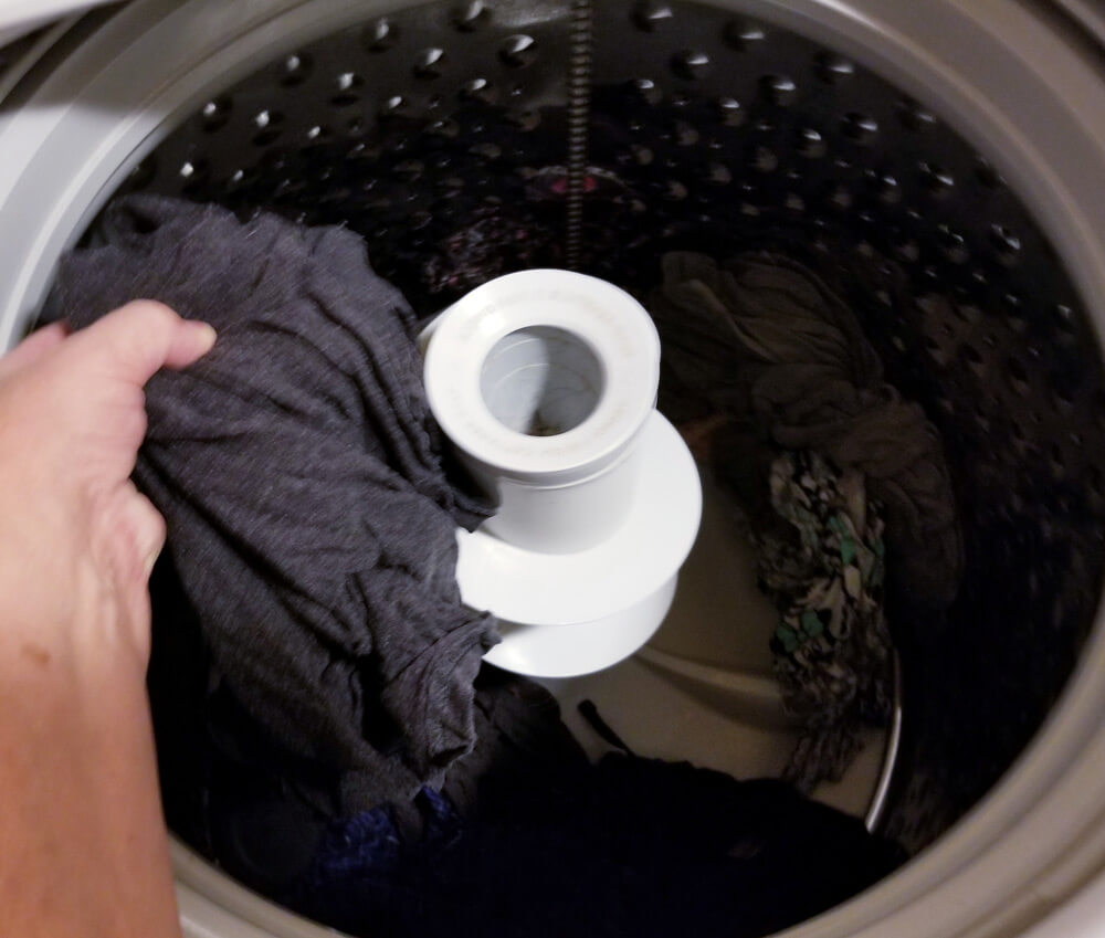 maquina de lavar com peças escuras representando como lavar camiseta preta