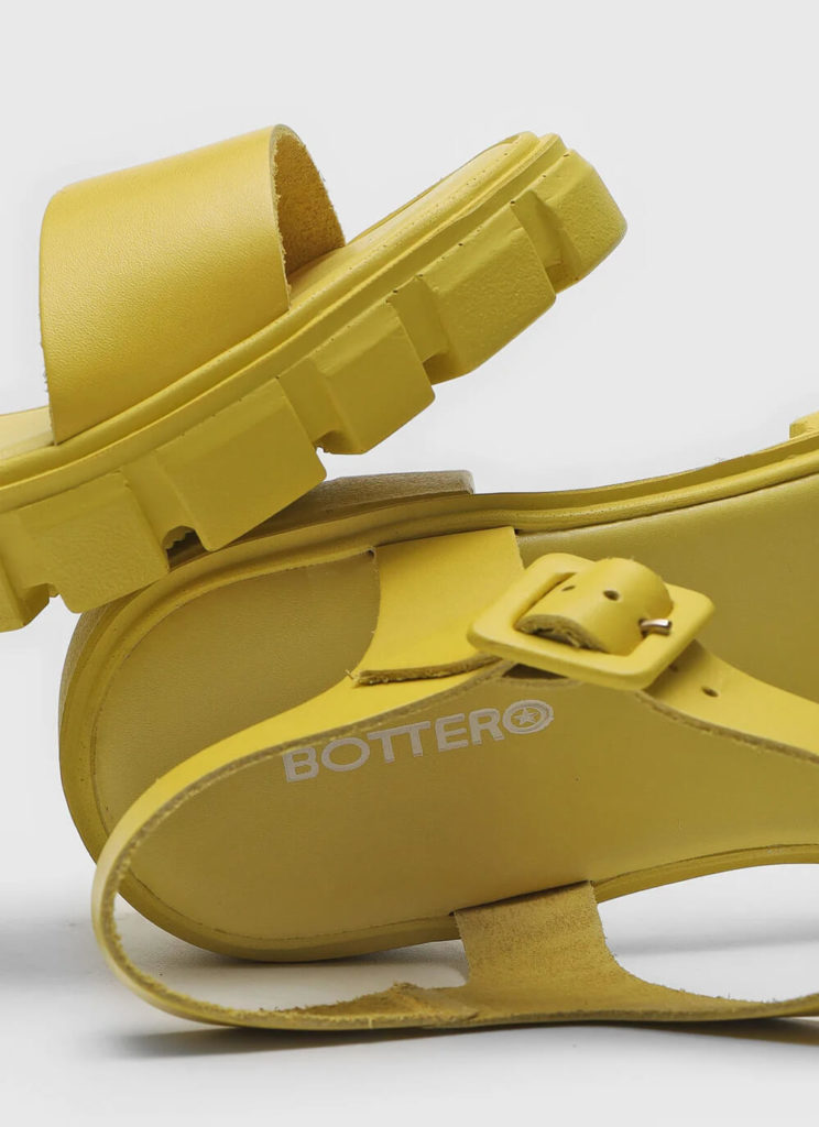 modelo de calçado em amarelo para usar no look com sandália tratorada