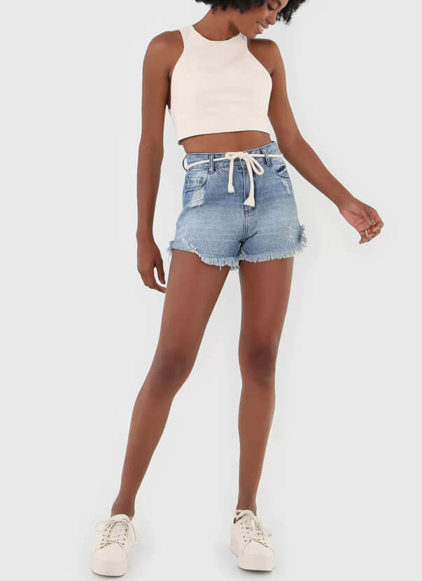 modelos de short - modelo usando short jeans com rasgo