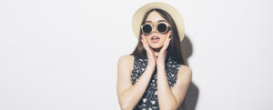modelo posando com um dos óculos de sol da moda