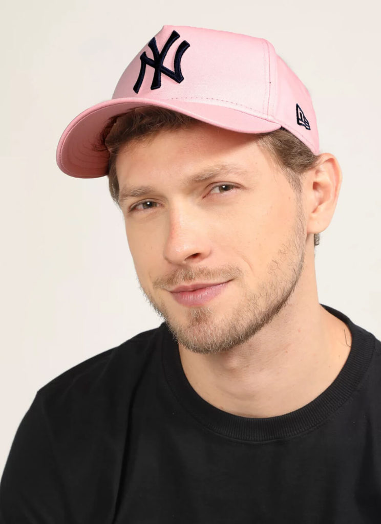 Imagem de um homem com boné rosa