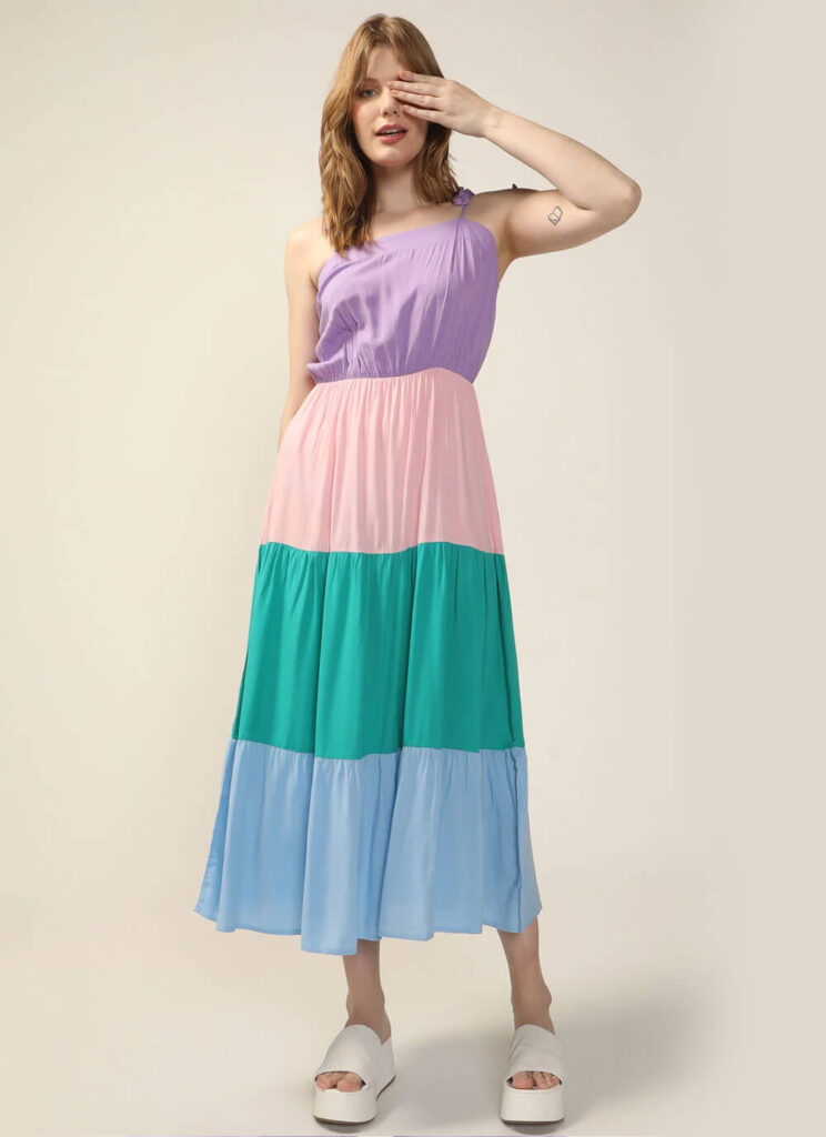 Imagem de uma mulher com um vestido de color block